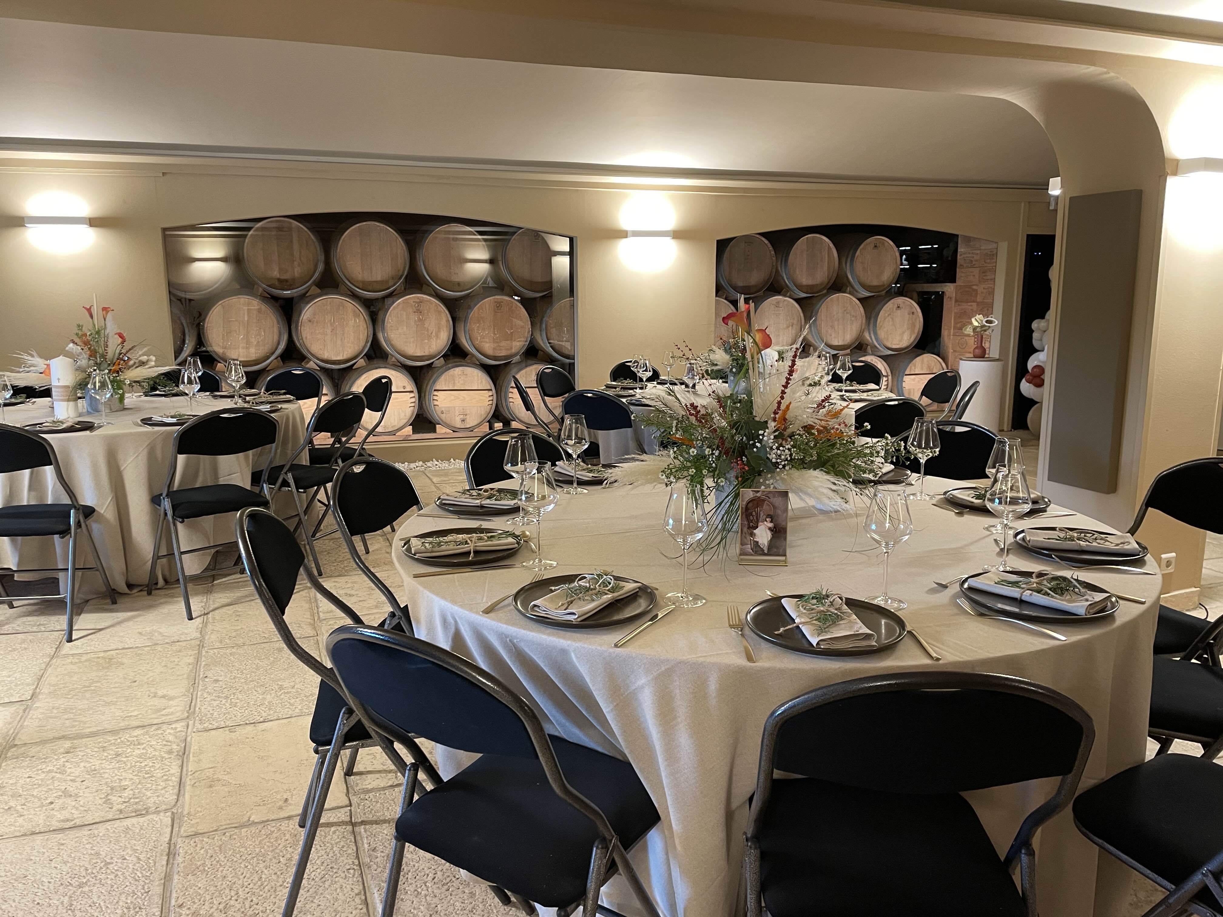 Le Chai · grande salle de réception aux foudres en bois