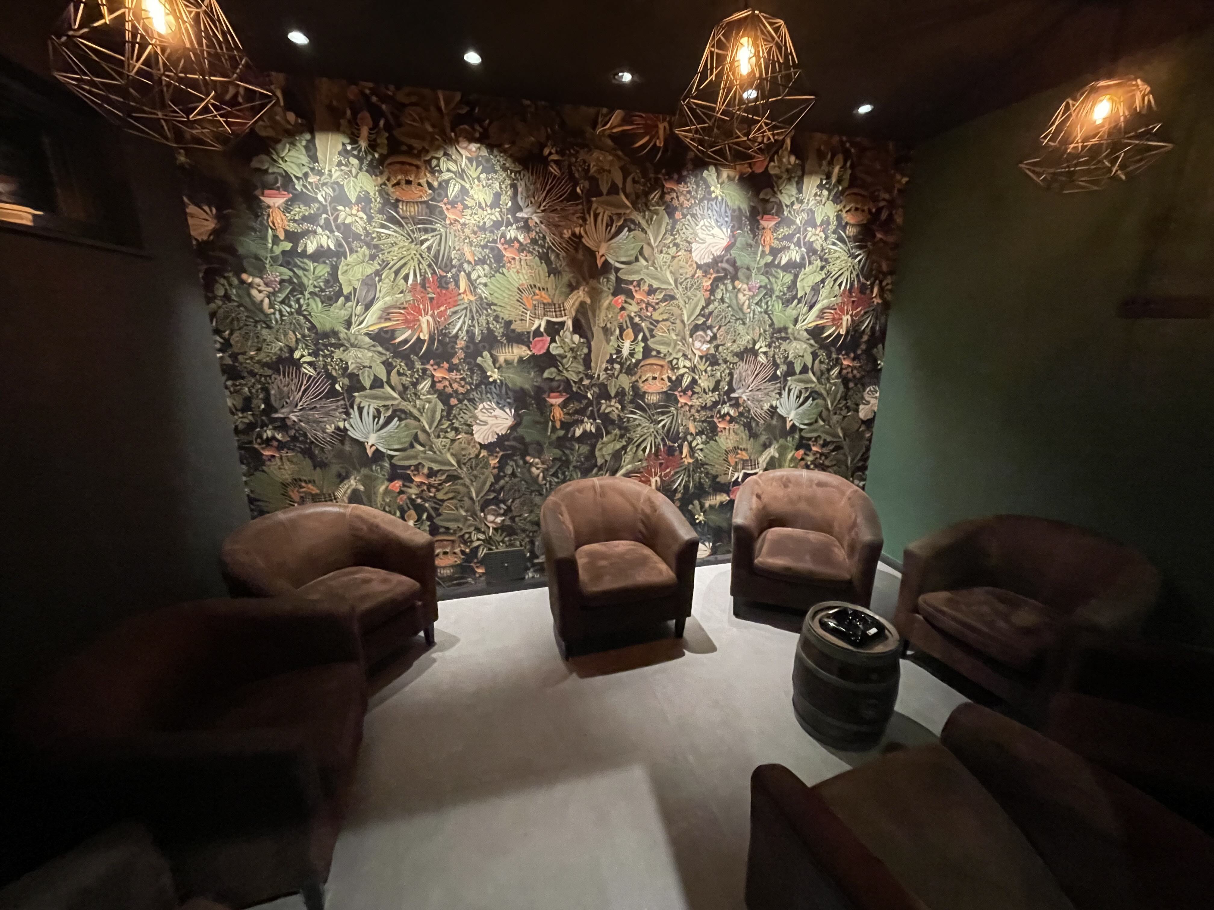 Le Fumoir · salon cuir et papier peint pour amateurs de cigares